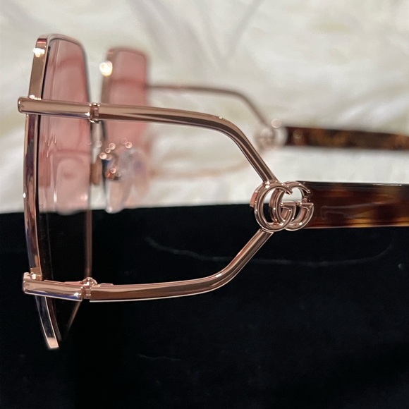 GUCCI Pink Gradient Butterfly Ladies Sunglasses
GG1564SA 004 61 Brand New main image 6